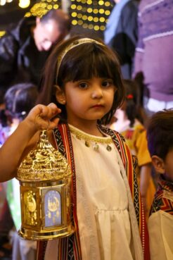 مع اقتراب شهر رمضان، لا تحتاج المدن اليمنية إلى إعلان رسمي لتعرف أن الشهر قد وصل، حيث تتبدل حركة الأسواق، تتغير ساعات العمل، وتظهر على الوجوه تلك المسافة المعلّقة بين القلق والانتظار.
