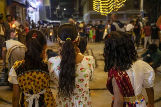 مع اقتراب شهر رمضان، لا تحتاج المدن اليمنية إلى إعلان رسمي لتعرف أن الشهر قد وصل، حيث تتبدل حركة الأسواق، تتغير ساعات العمل، وتظهر على الوجوه تلك المسافة المعلّقة بين القلق والانتظار.