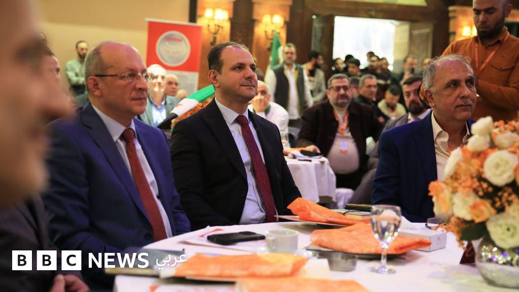 ماهر الشرع (وسط) خلال فعالية في دمشق عند توليه حقيبة الصحة في كانون الأول/ديسمبر الماضي