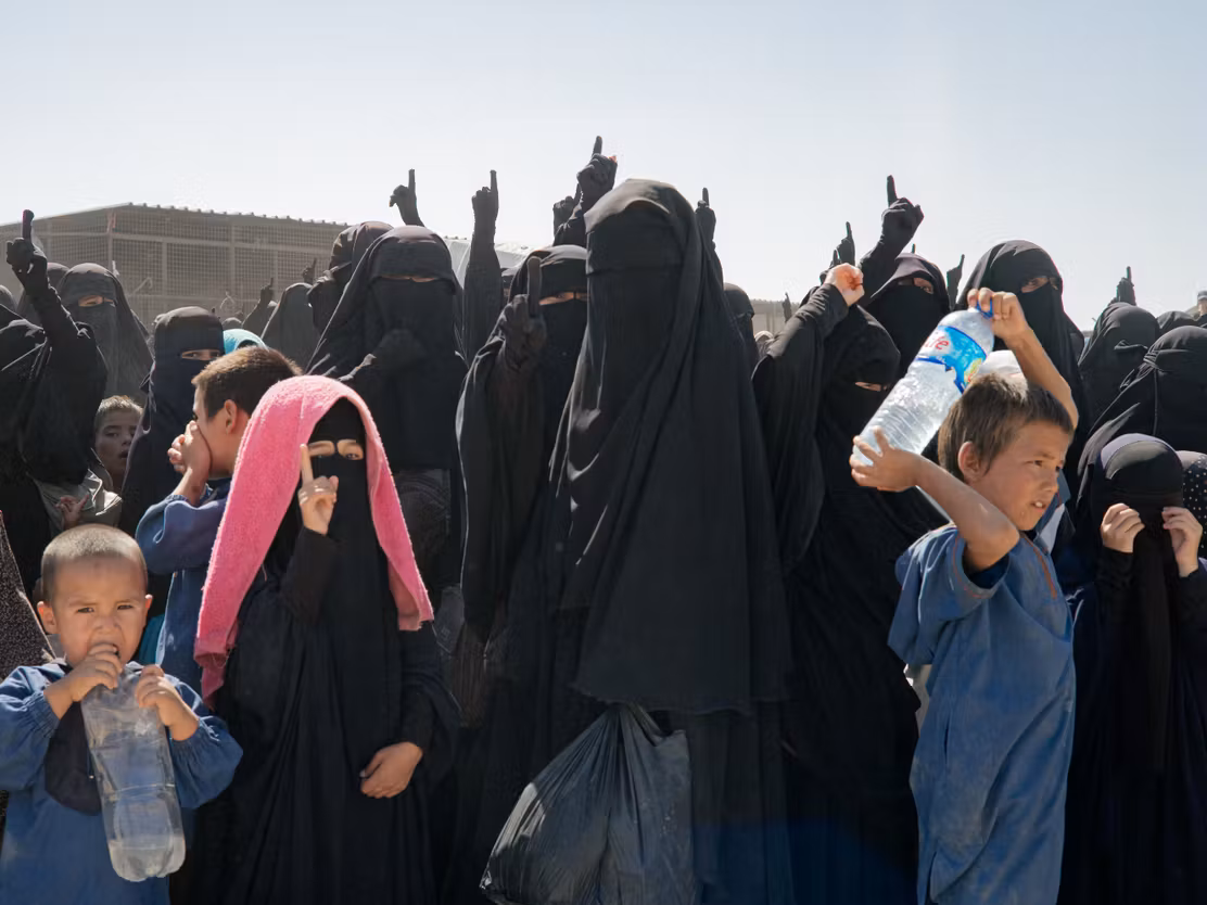 نساء منقبات في مخيم الهول - تشرين الأول/سبتمبر 2022 (تصوير: ويليام كيو/ماغنوم لـ"لوموند")