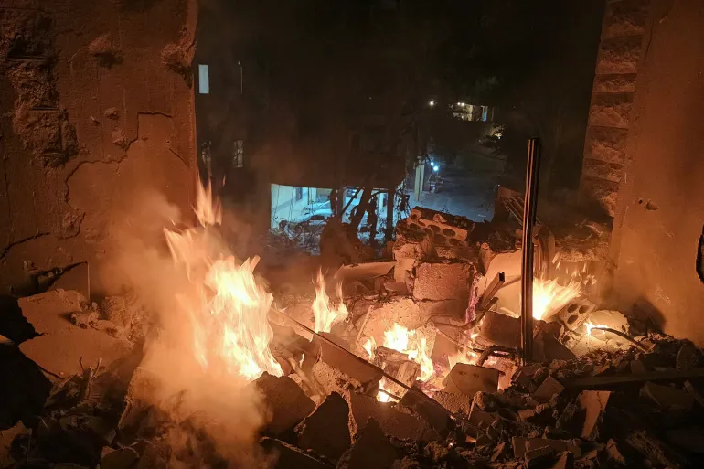 حريق في مبنى تضرر جراء غارة جوية إسرائيلية جنوب بيروت (أ ف ب)