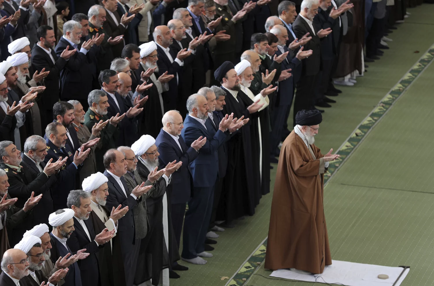 المرشد الأعلى آية الله علي خامنئي وهو يؤمّ المصلين في صلاة عيد الفطر في جامع الإمام الخميني الكبير في طهران، إيران،31 آذار 2025. ( وكالة أسوشيتد برس)