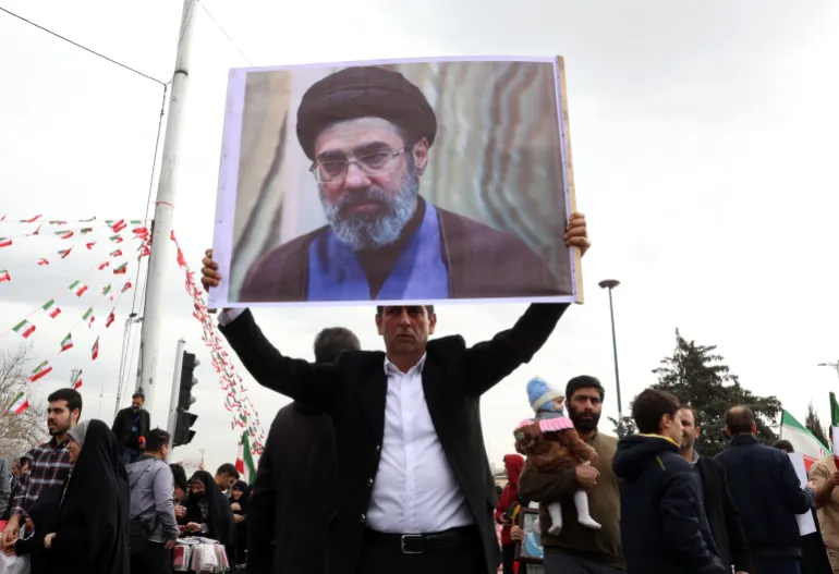 متظاهر يرفع صورة مجتبى خامنئي، نجل المرشد الراحل، خلال ذكرى انتصار الثورة في 11 شباط الماضي