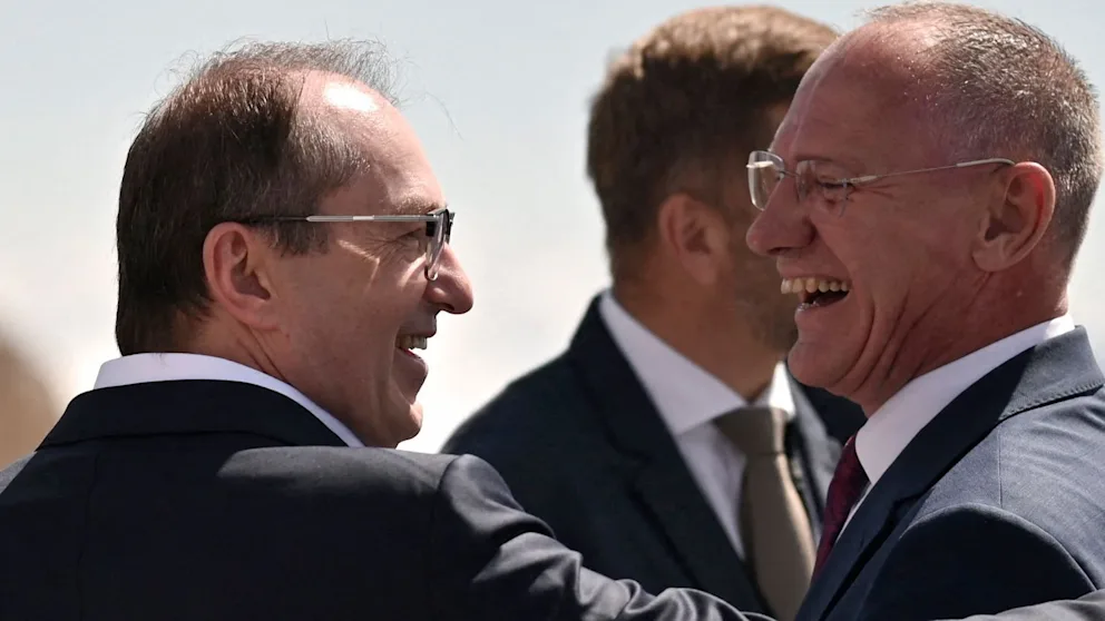 وزير الداخلية الألماني والنمسي، ألكسندر دوبرينت وجيرهارد كارنر يرافقان غروندشتاين لمركز أبستشيبي في أستراليا