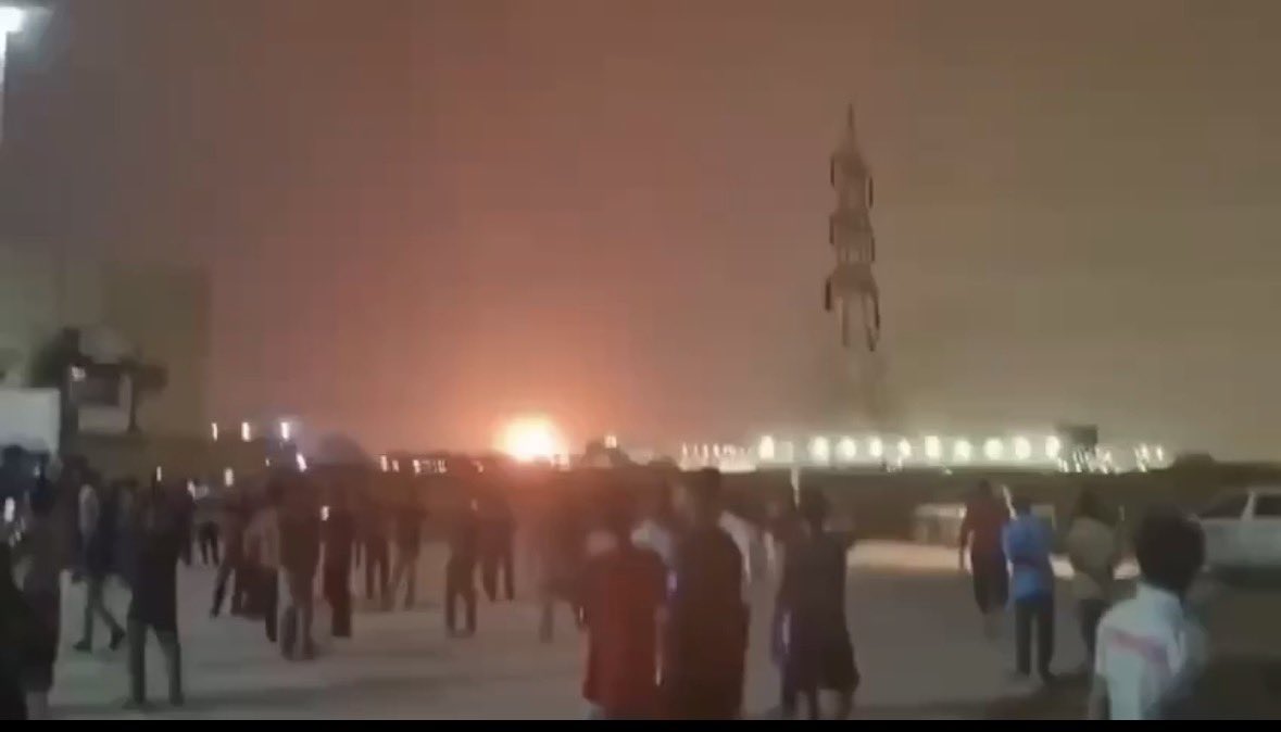 لحظه سقوط یک موشک ایرانی در ریاض پس از رهگیری چهار موشک بالستیک که به‌سوی پایتخت شلیک شده بودند