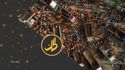 تبدو أسواق المواشي في اليمن ذات حركة مزدحمة، مع اقتراب عيد الأضحى، لكن كثيراً من اليمنيين يدخلونها هذا العام بقدرة شرائية متراجعة، وسط ارتفاع حاد في أسعار الأضاحي، وتدهور متواصل في الأوضاع الاقتصادية والمعيشية.