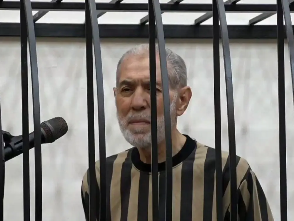أحمد حسون مفتي الجمهورية خلال عهد النظام السابق من داخل قفص المحكمة بدمشق - وسائل التواصل الاجتماعي