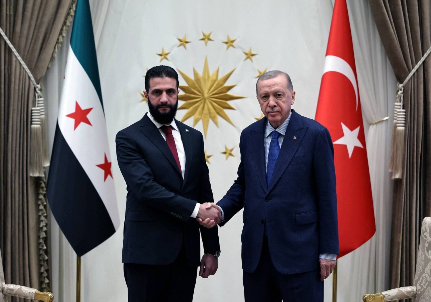 الرئيس السوري للمرحلة الانتقالية أحمد الشرع يلتقي الرئيس التركي رجب طيب إردوغان في القصر الرئاسي في أنقرة بتركيا في 4 شباط/فبراير 2025 (رويترز)