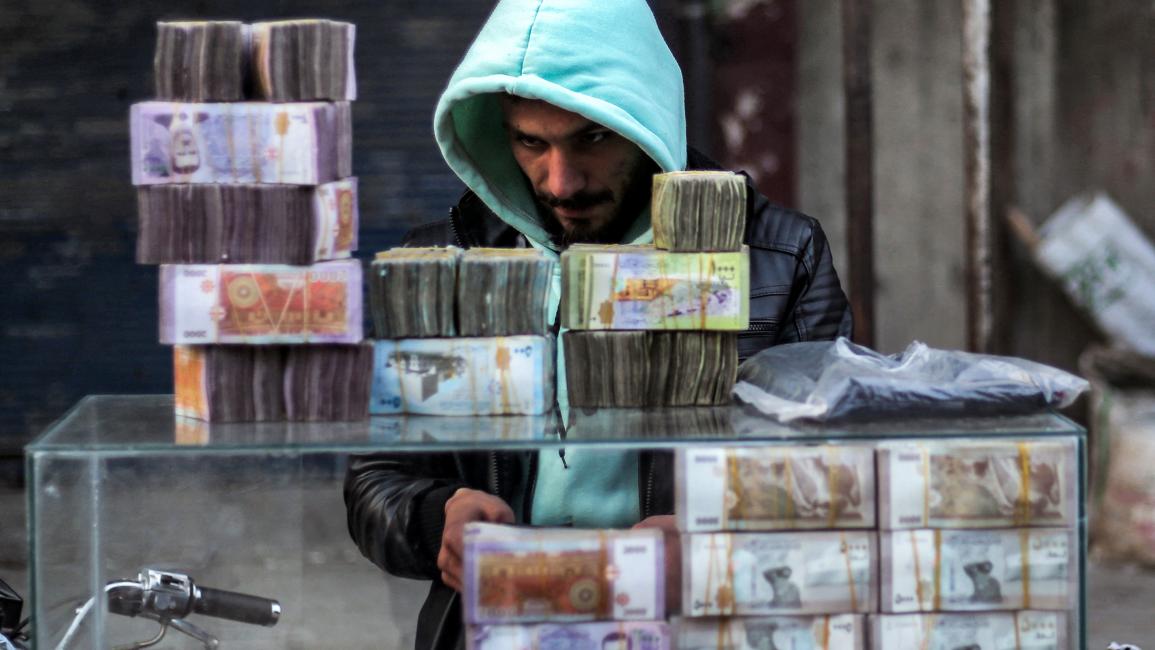 كشك تصريف عملة بسوق في منبج شمال شرقي حلب، 4 كانون الثاني/يناير 2025 (فرانس برس)
