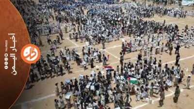 مع اقتراب انطلاق عام دراسي جديد في مناطق سيطرة جماعة "الحوثي" الموالية بطهران، تتزايد الاتهامات للجماعة بإجراء تعديلات واسعة على المناهج الدراسية، وإدخال مضامين ذات طابع فكري وسياسي، يقول منتقدون إنها غيّرت وظيفة المدرسة من مؤسسة تعليمية، إلى أداة للتأثير الأيديولوجي وإعادة تشكيل وعي الأجيال.