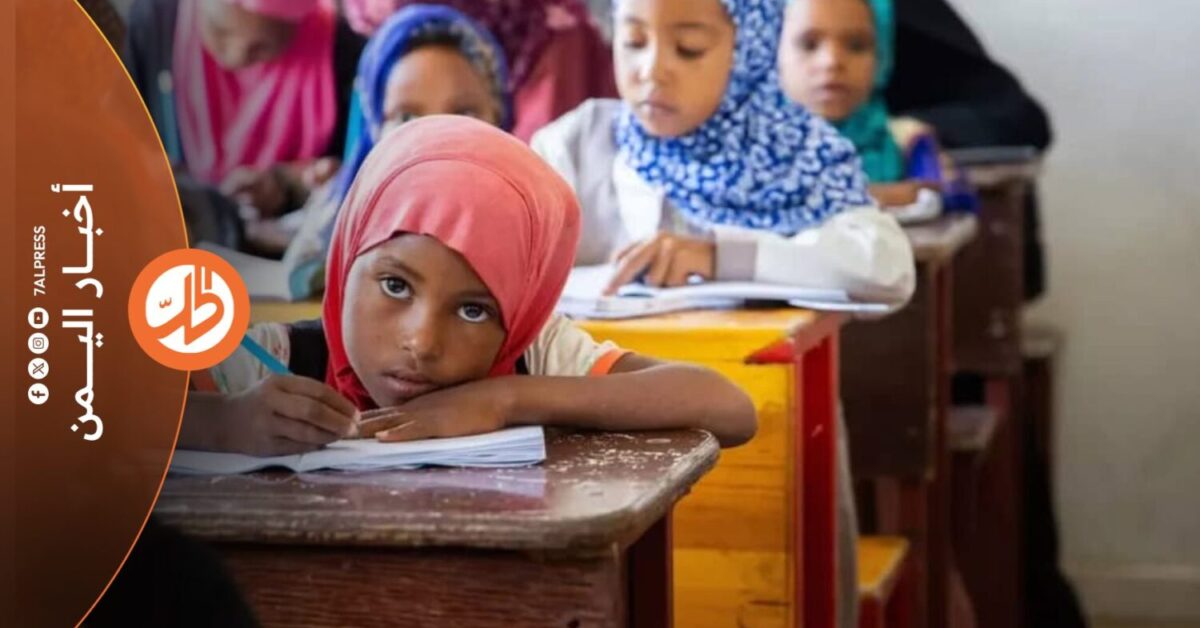 عام بعد عام، تتسع التحديات التي تواجه التعليم في اليمن، مع استمرار الفقر والنزوح والهجمات على المدارس، في دفع مزيد من الأطفال خارج الفصول الدراسية، بينما تسعى المنظمات الدولية للحد من موجة التسرب، وسط تحذيرات من اتساع الفجوة التعليمية، وظهور ممارسات جديدة تمس حق الأطفال في التعليم.