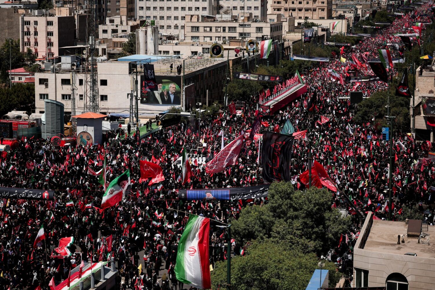 المشيعون خلال دفن المرشد الأعلى الإيراني آية الله علي خامنئي في مشهد، إيران - رويترز