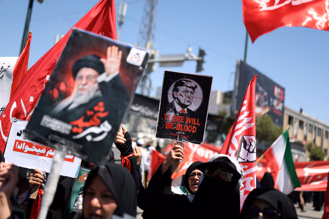 المشيعون خلال دفن المرشد الأعلى الإيراني آية الله علي خامنئي في مشهد، إيران - رويترز