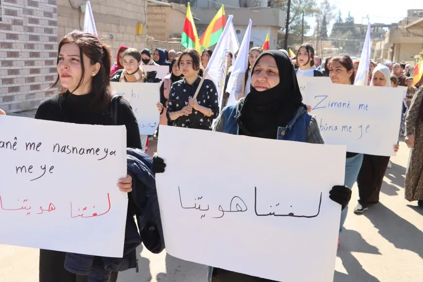 أهالي الحسكة خلال مظاهرة تطالب بالتعليم باللغة الكردية. (انترنت)