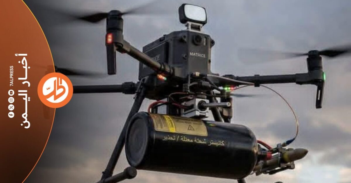 فرضت الطائرات المسيّرة نفسها تدريجياً كسلاح جديد في المواجهة بين القوات الحكومية وجماعة "الحوثي" الموالية لطهران، بعدما تحولت من أداة للاستطلاع والمراقبة إلى وسيلة لتنفيذ ضربات دقيقة ضد تجمعات ومواقع وآليات الجماعة في أكثر من جبهة.