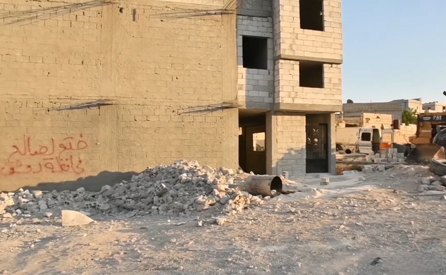 أحد المباني المهددة بالهدم في حي برزة بدمشق