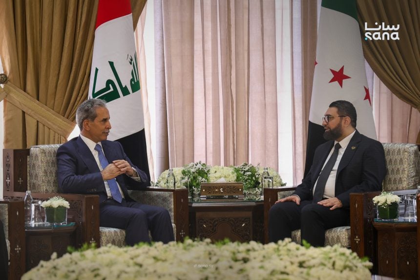 وزير العدل السوري مظهر الويس مع رئيس مجلس القضاء الأعلى العراقي القاضي فائق زيدان في قصر تشرين بدمشق.