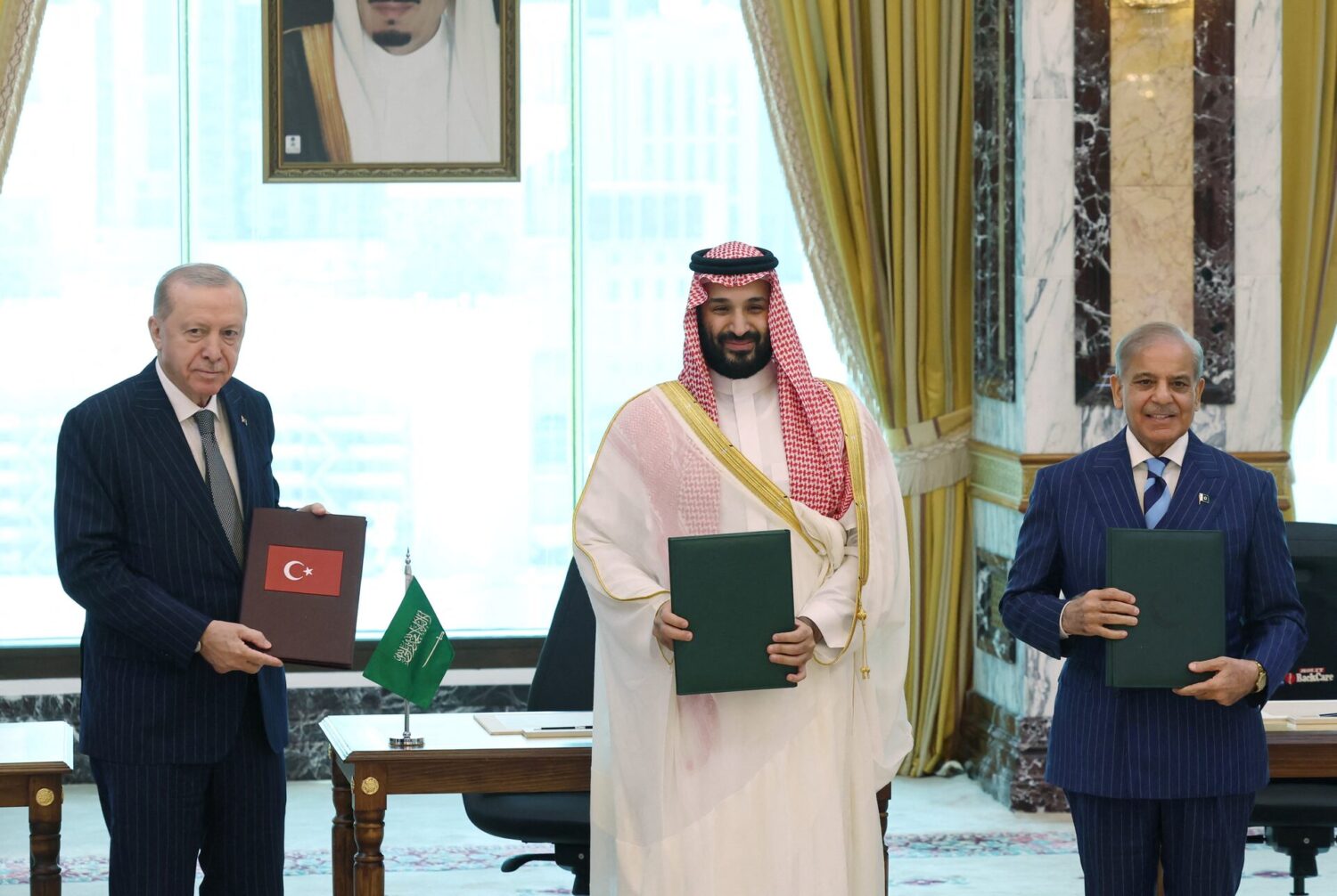 ولي العهد السعودي محمد بن سلمان والرئيس التركي رجب طيب أردوغان ورئيس الوزراء الباكستاني شهباز شريف يلتقطون صورة بعد توقيع اتفاقية دفاع مشترك في مكة المكرمة 7 آب/أغسطس 2026. صورة للمكتب الصحفي للرئاسة التركية