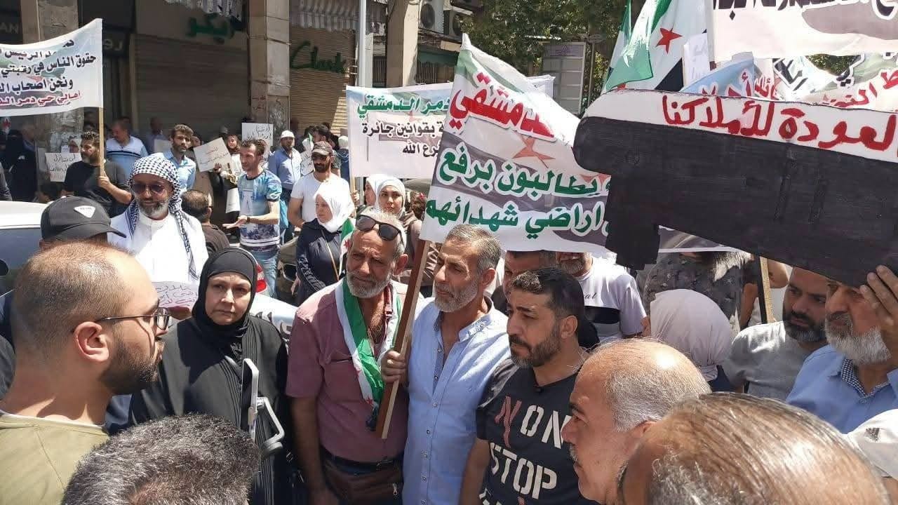 اعتصام لأهالي حي دمر أمام مجلس الشعب بدمشق للمطالبة بإسقاط مرسوم الاستملاك 28 آب/أغسطس 2026 - وسائل التواصل الاجتماعي