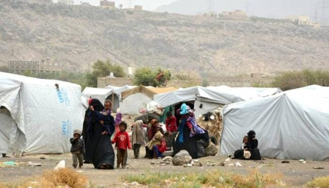 أدى تصاعد القتال في غربي اليمن خلال الأسابيع الأخيرة، إلى موجة نزوح واسعة، فيما تتزايد الخسائر البشرية وتتقلص قدرة المنظمات الإنسانية على الوصول إلى المتضررين، خصوصاً مع امتداد المعارك إلى مناطق مأهولة في الساحل الغربي ومحافظة تعز.