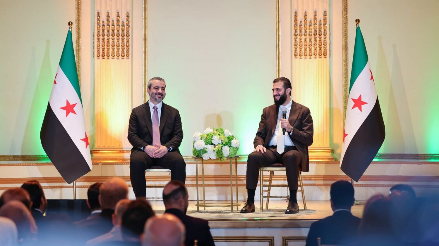 الرئيس الانتقالي أحمد الشرع ووزير خارجيته أسعد الشيباني في لقاء مع الجالية السورية في نيويورك - رئاسة الجمهورية 