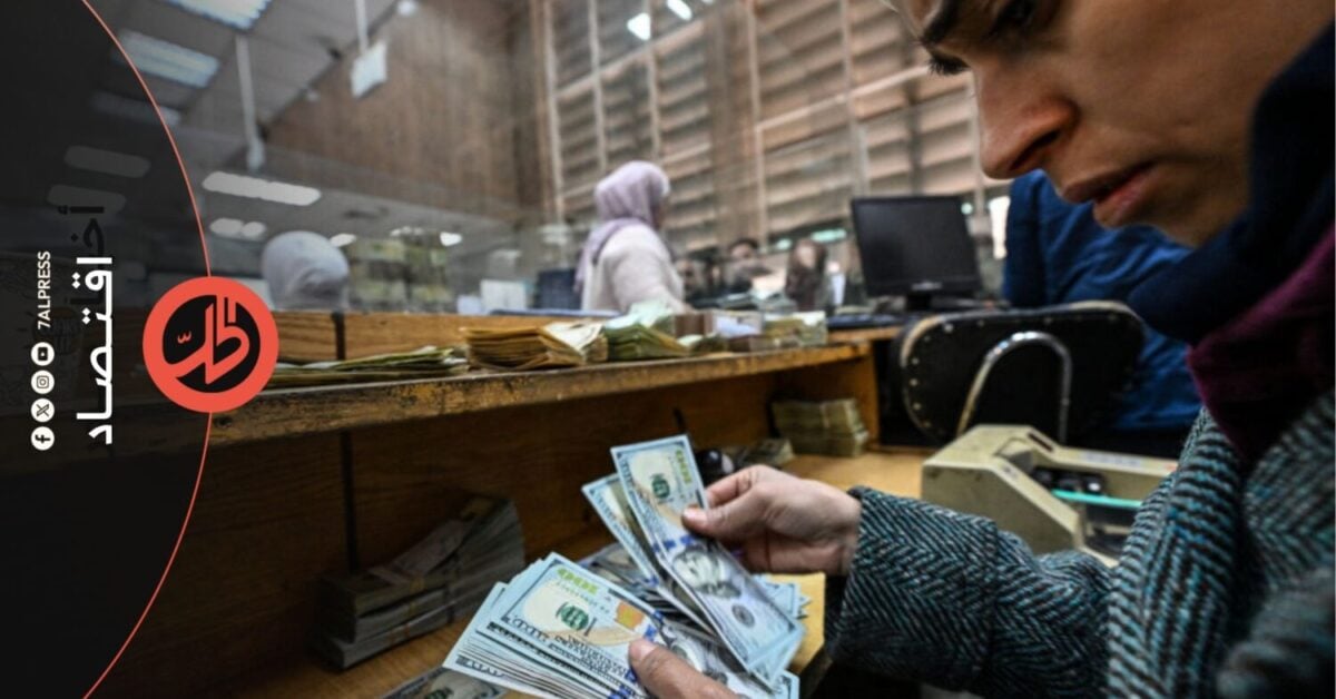 فجوة السعر تتسع.. لماذا يرتفع الدولار في السوق الموازية؟