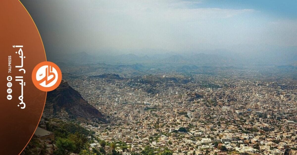 قٌتل طفل وأصيب خمسة مدنيين، مساء الخميس، إثر سقوط قذيفة على حي سكني مكتظ في وسط مدينة تعز، بالتزامن مع استمرار المعارك على أطراف المحافظة واستعادة القوات الحكومية موقعاً مرتفعاً في جبهة الوازعية غربي المحافظة.