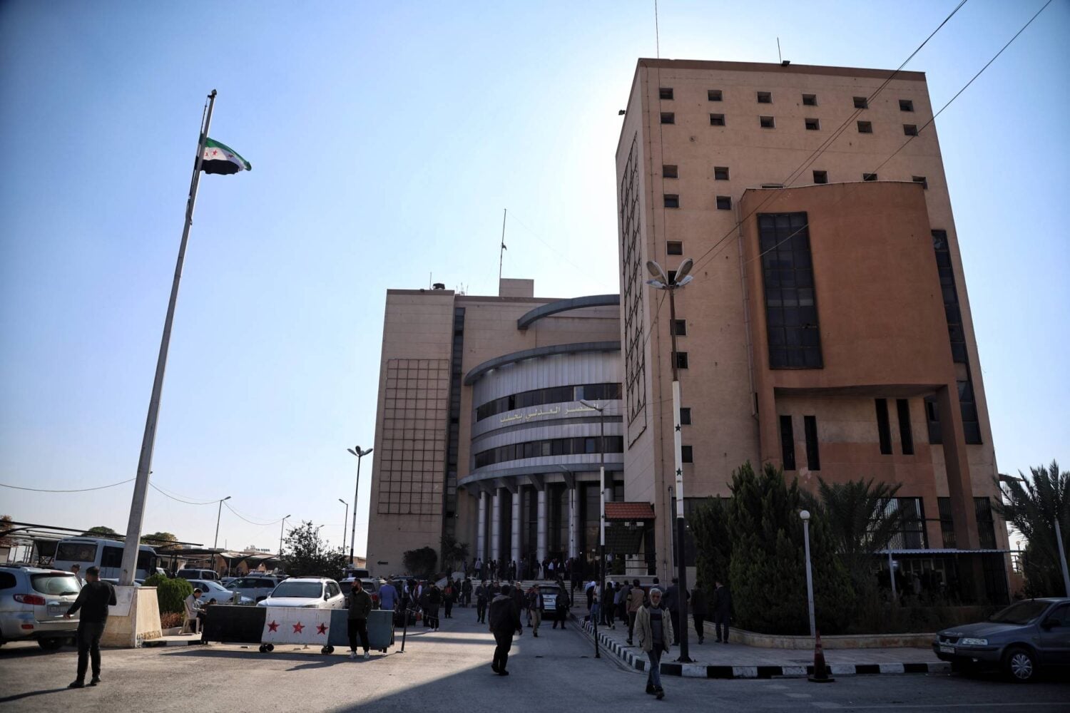 مبنى القصر العدلي في حلب حيث انطلقت المحاكمة الأولى للمتهمين بالتورط في أحداث العنف الطائفي الدامية التي وقعت في آذار/مارس 2025 (إ.ب.أ)