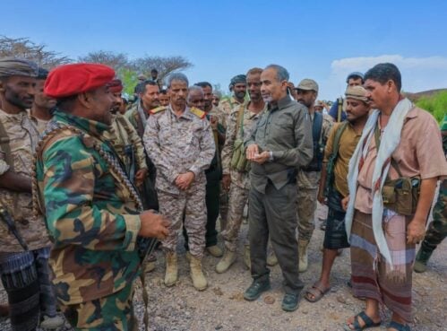 تصاعدت المواجهات بين القوات الحكومية وجماعة "الحوثي" الموالية لطهران، في غربي تعز ومناطق الصبيحة المحاذية لباب المندب، بالتزامن مع غارات جوية استهدفت مواقع وتجمعات وتعزيزات للجماعة، فيما تفقد عضو مجلس القيادة الرئاسي، الفريق الركن محمود الصبيحي، القوات المنتشرة في الخطوط الأمامية، بجبهتي باب المندب وطور الباحة.