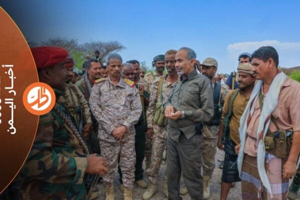 معارك غرب تعز ولحج تتصاعد قرب باب المندب.. والصبيحي يتفقد الجبهات