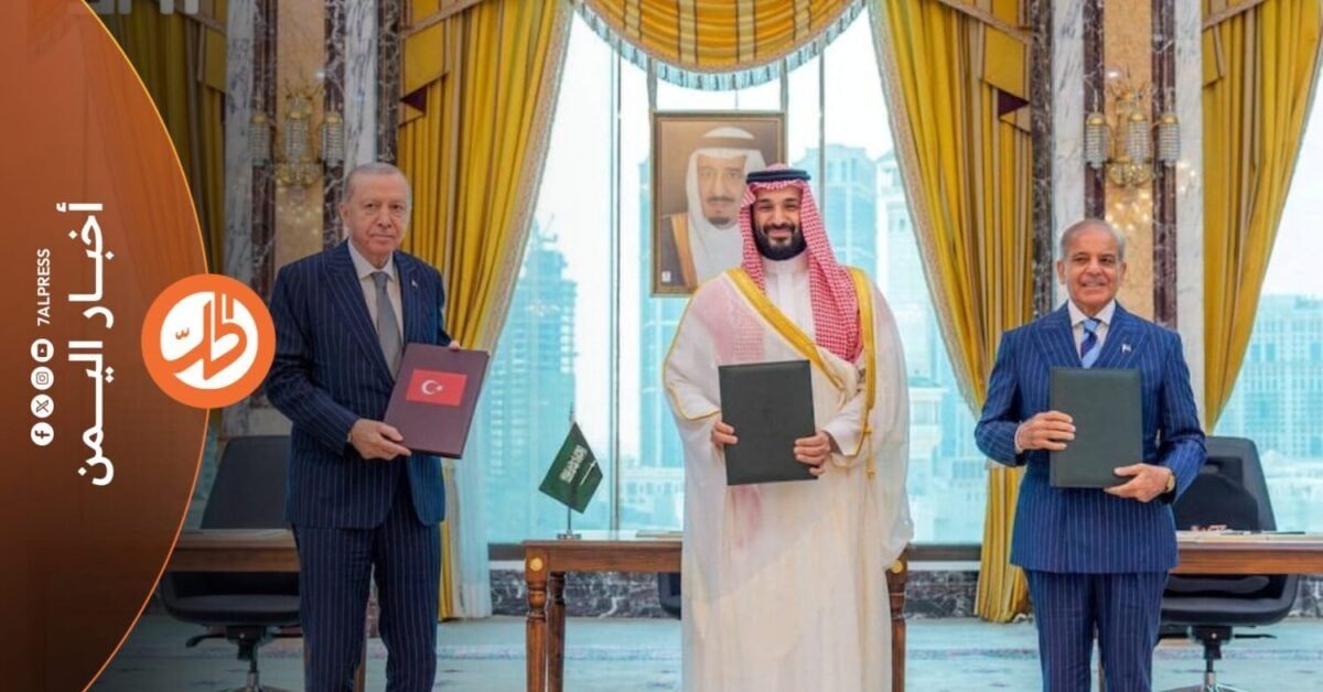 تزامن التصعيد العسكري لجماعة "الحوثي" الموالية لطهران في السعودية، مع تحرك سعودي باتجاه تركيا وباكستان، في محاولة لاحتواء اتساع الهجمات، ومنع تحولها إلى مواجهة إقليمية أكبر، بالتوازي مع تقدم ميداني للجماعة على الساحل الغربي اليمني، واقترابها من مضيق باب المندب.