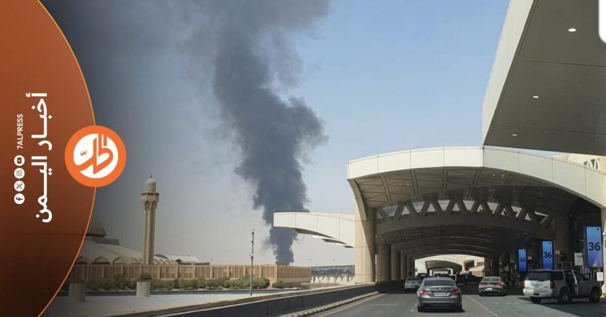 دخل التصعيد بين جماعة "الحوثي" الموالية لطهران والسعودية مرحلة جديدة، بعدما أعلنت الرياض، فجر السبت، اعتراض صاروخ باليستي أطلقته الجماعة باتجاه العاصمة، بالتزامن مع محاولات لاستهداف مدن سعودية أخرى، فيما تتسع تداعيات المواجهة من الحدود إلى البحر الأحمر وباب المندب.