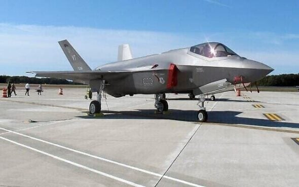 وافقت وزارة الخارجية الأميركية على صفقة بيع محتملة للسعودية تشمل 48 مقاتلة من طراز F-35 لايتنينغ، بقيمة تقديرية تبلغ 24.3 مليار دولار، في خطوة تفتح الطريق أمام الرياض للحصول على منظومات قتالية أميركية متطورة، لكنها لا تعني إتمام الصفقة نهائياً، إذ تخضع للمراجعة في الكونغرس الأميركي.