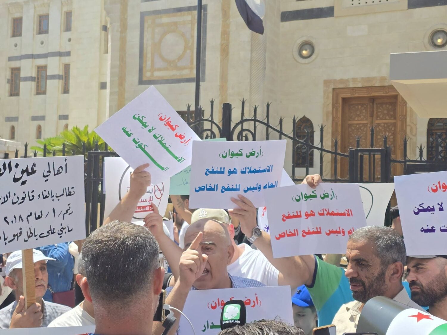وقفة احتجاجية أمام مبنى مجلس الشعب للمطالبة بإسقاط المرسوم 66 والقانون 10 - دمشق 28 آب/أغسطس 2026 - صفحة "يسقط المرسوم 66 الظالم"