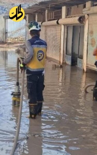 فيضانات في مخيمات الشمال السوري وسط تحذيرات من تفاقم الأضرار