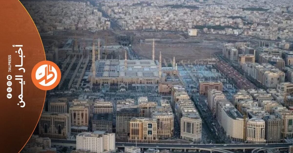 أعلن التحالف بقيادة السعودية أن جماعة "الحوثي" الموالية لطهران، استهدفت بطائرة مسيّرة محطة "طيبة" لتوزيع الكهرباء في المدينة المنورة، في هجوم وقع فجر الثلاثاء 29 أيلول/ سبتمبر، بالتزامن مع تصعيد عسكري شمل إطلاق صواريخ باليستية ومسيّرات باتجاه جنوب السعودية، فيما اتسعت الضربات الجوية على مواقع الجماعة في اليمن.